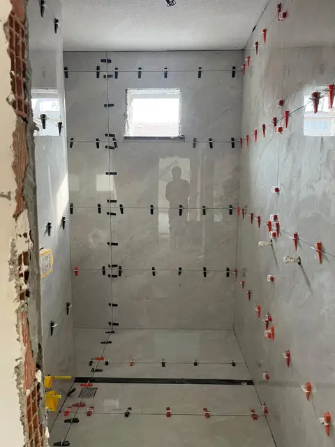 Banyo duvarında tesviye klips sistemiyle derz hizalaması