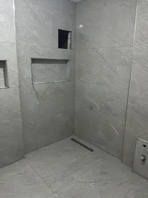 Gömme rezervuarlı banyoda seramik kaplama ve niş