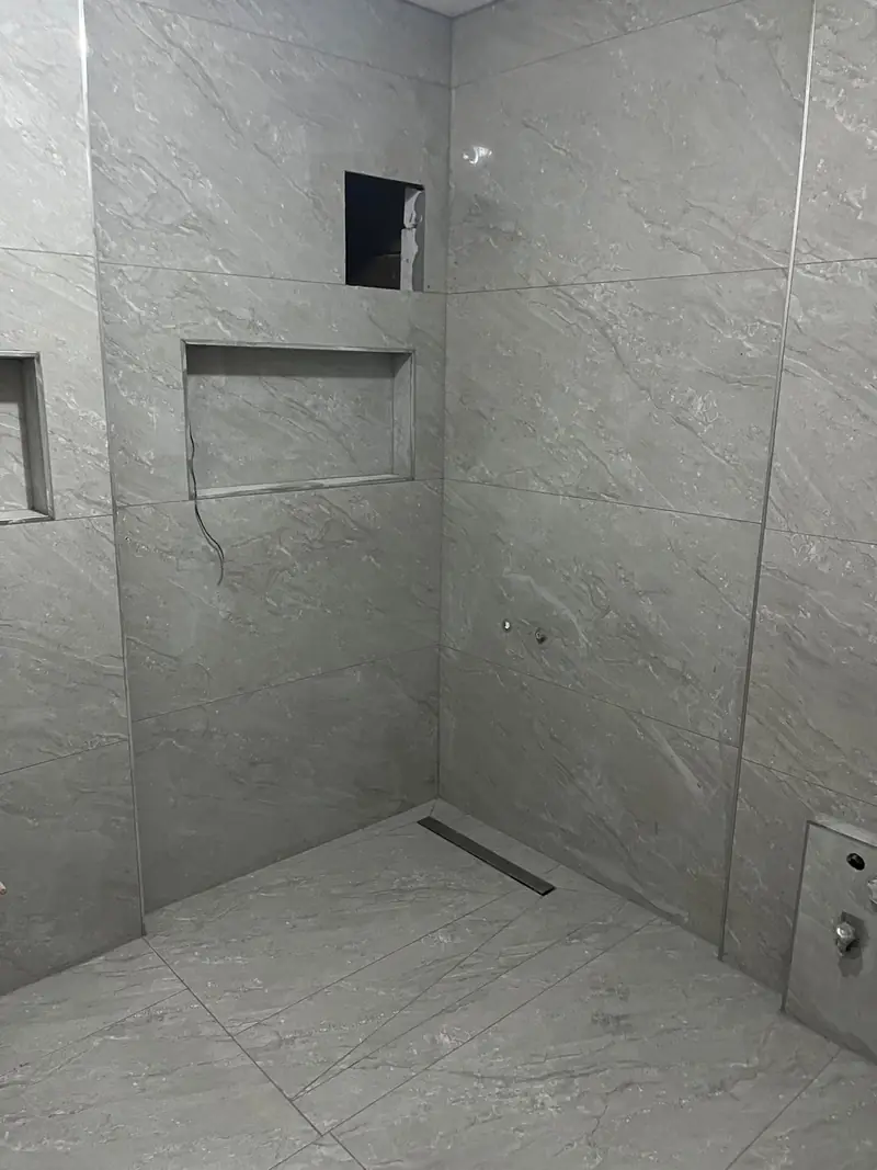 Gömme rezervuarlı banyoda seramik kaplama ve niş