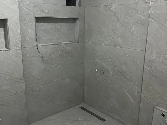 Gömme rezervuarlı banyoda seramik kaplama ve niş