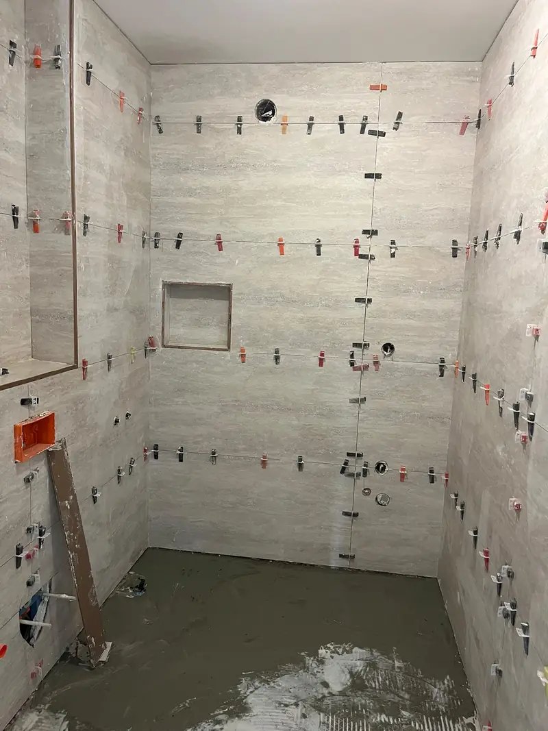 Nişli banyo duvarında seramik uygulaması, zemin şapı hazır