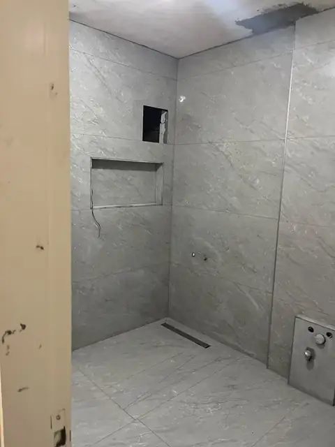 Banyo zemininde lineer gider ve gri seramik detay