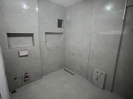 Seramik kaplı banyo nişleri ve lineer gider uygulaması
