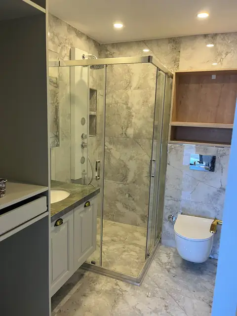 Banyo tadilatı sonrası duşakabin ve mermer desenli seramik kaplama