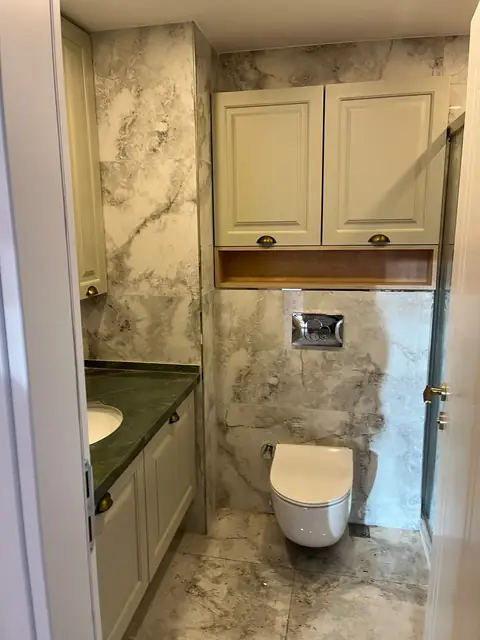Banyo tadilatı sonrası mermer seramik, lavabo dolabı ve asma klozet