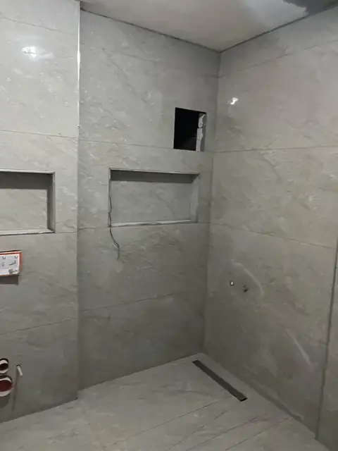 Gri büyük ebat banyo seramiği, niş ve lineer gider