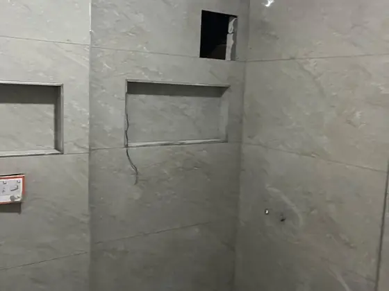 Gri büyük ebat banyo seramiği, niş ve lineer gider