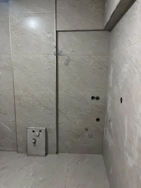 Gri seramik kaplı banyo ve duş bölmesi