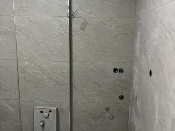 Gri seramik kaplı banyo ve duş bölmesi