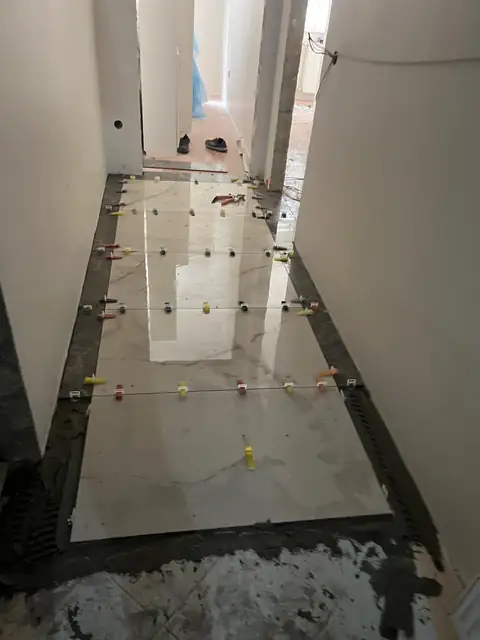 Koridorda büyük ebat parlak seramik, klips ve derz hattı
