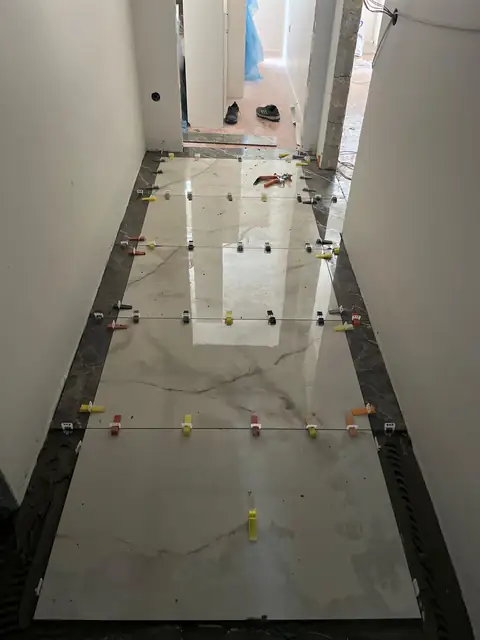 Büyük ebat parlak seramik döşenmiş koridor ve tesviye klipsleri