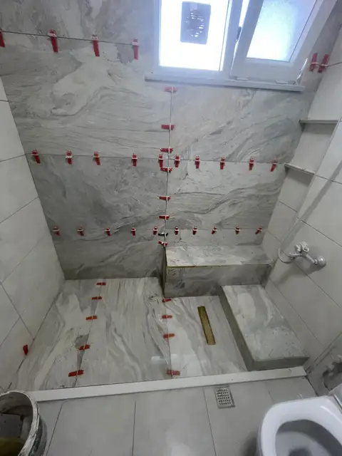 Mermer desenli büyük ebat banyo duvar seramiği uygulaması ve tesviye klipsleri