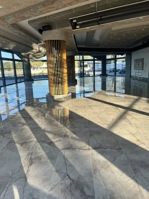 Cam cepheli showroom zemininde büyük ebat seramik uygulaması