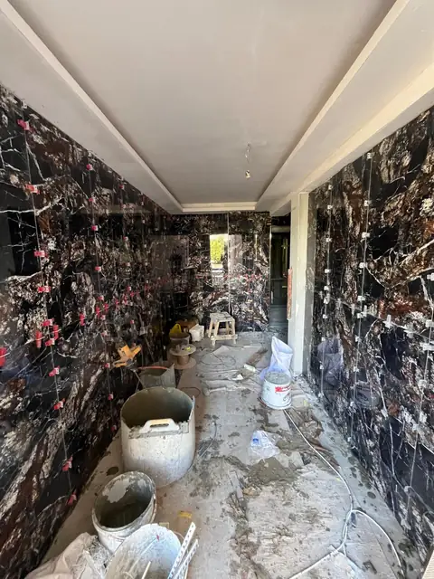 Siyah mermer desenli seramik kaplanan koridor, döşeme sırasında